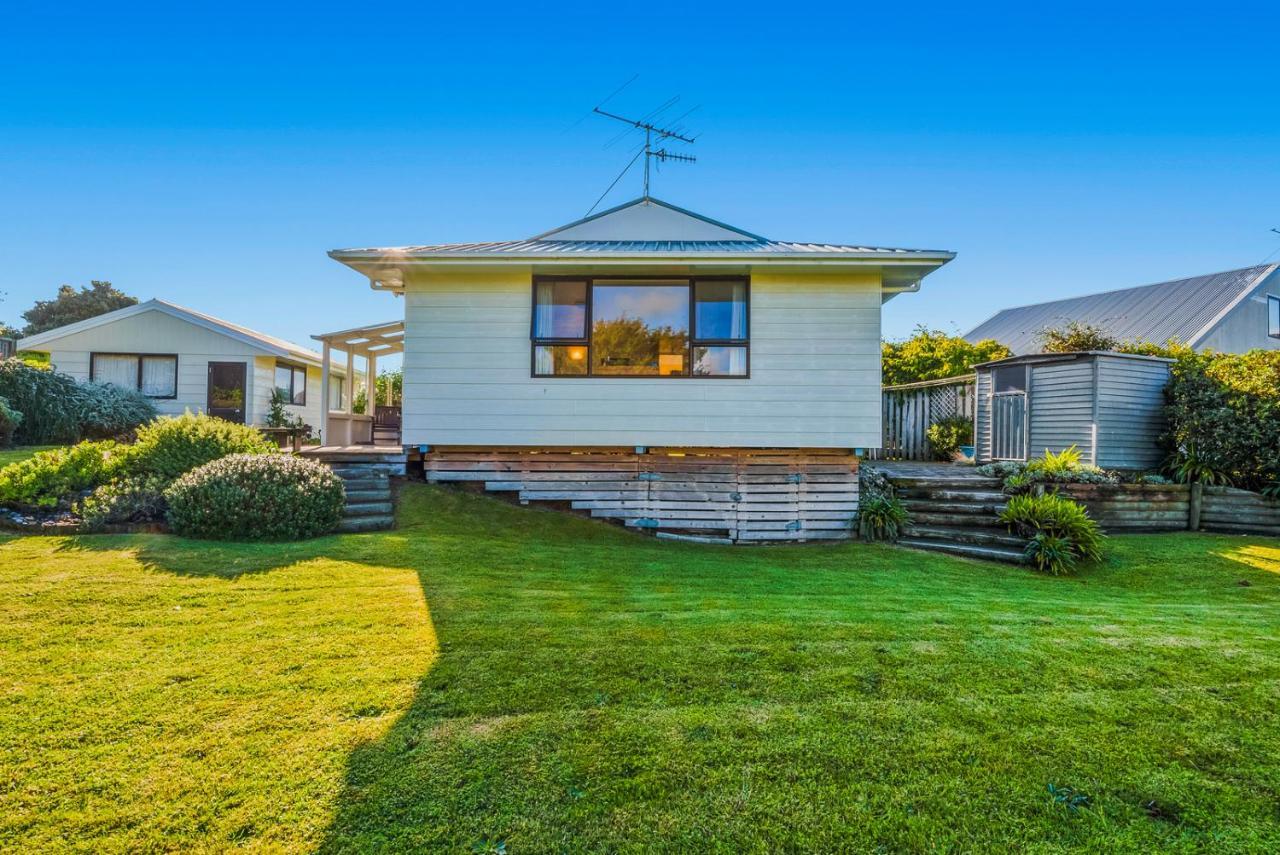 Waikanae Waves - Waikanae Beach Holiday Home Exterior photo