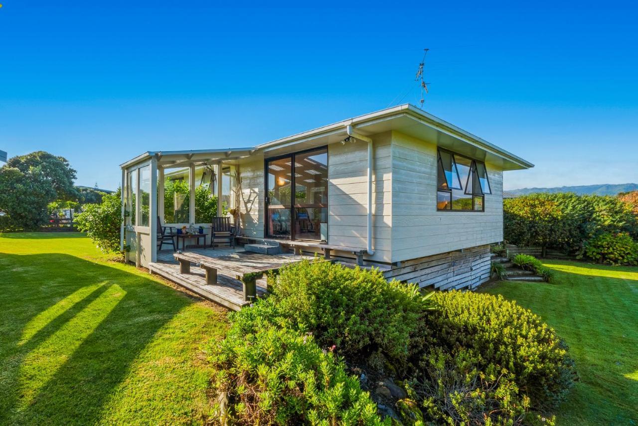 Waikanae Waves - Waikanae Beach Holiday Home Exterior photo