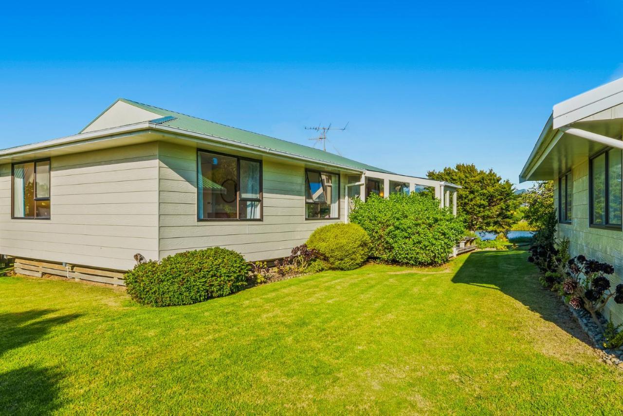 Waikanae Waves - Waikanae Beach Holiday Home Exterior photo