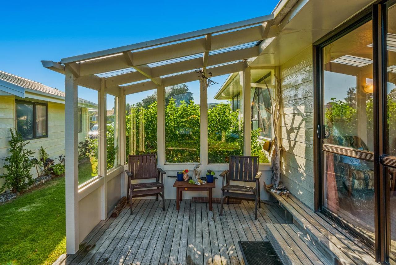 Waikanae Waves - Waikanae Beach Holiday Home Exterior photo